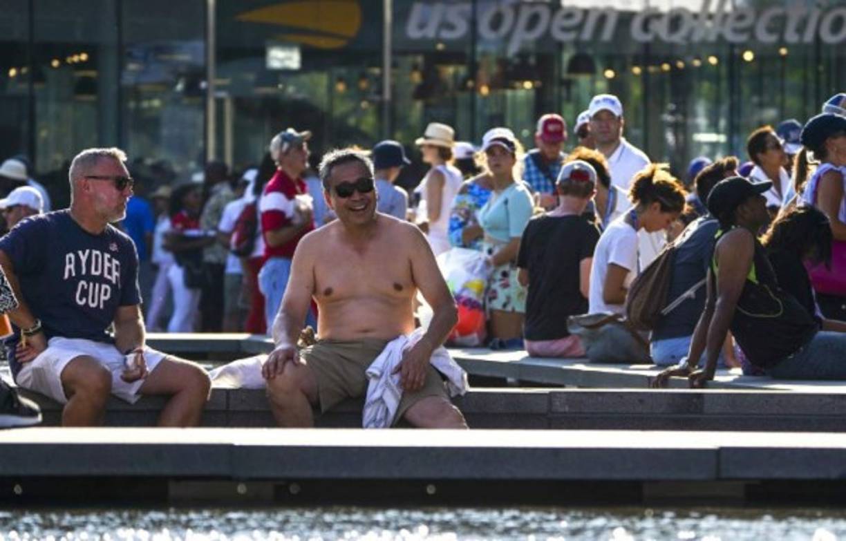 El Gobernador de Nueva York, Andrew Cuomo, instó a los ciudadanos de la Gran Manzana a tomar 'las precauciones necesarias y visitar las piscinas, playas y estaciones de enfriamiento disponibles en nuestros parques estatales'.