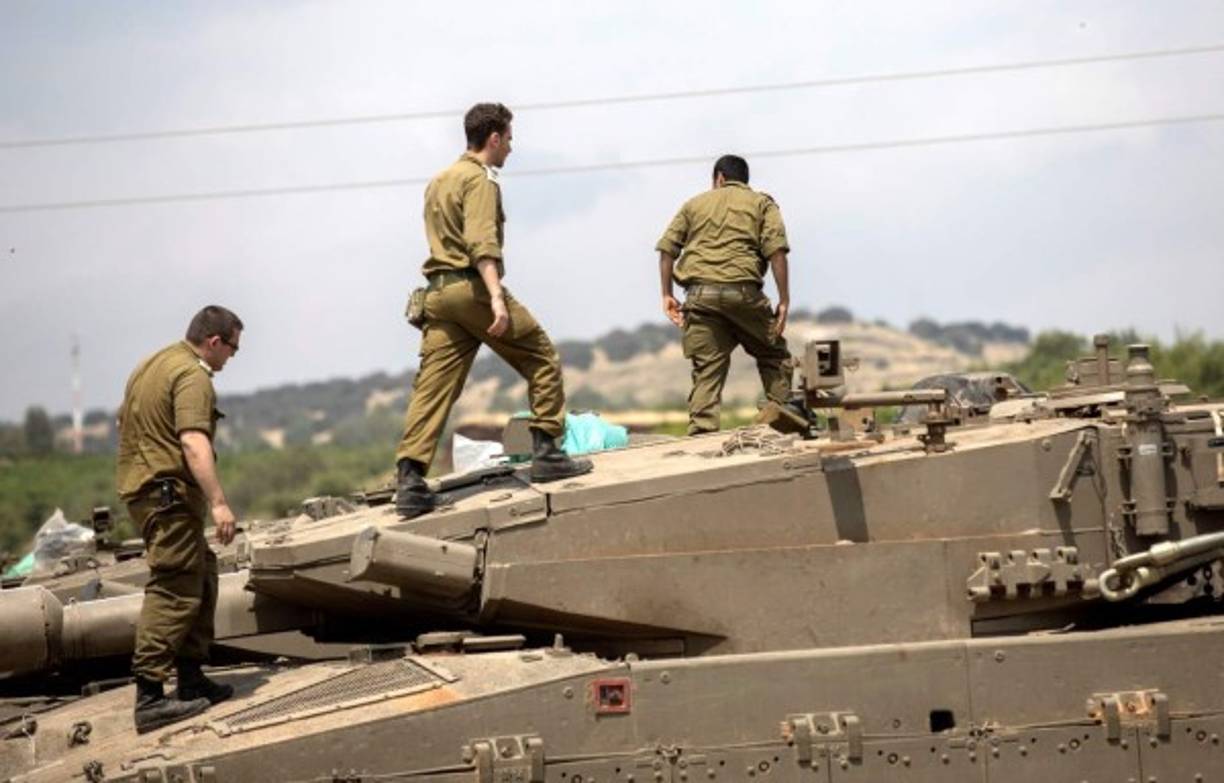 ATS03. ALTOS DEL GOLÁN (ISRAEL), 09/05/2018.- Tanques israelíes Merkava son desplegados cerca de la frontera entre Israel y Siria, en Altos del Golán, hoy, 9 de mayo de 2018. Las tensiones entre ambos países se han incrementado tras la acusación de Damasco a Israel por llevar a cabo ataques aéreos contra una base de misiles en el sur de la capital Siria, en los que han muerto 15 personas. En respuesta, la defensa aérea de Siria destruyó ayer dos misiles israelíes en el área de Al Kasua, causando al menos dos heridos. EFE/ Atef Safadi