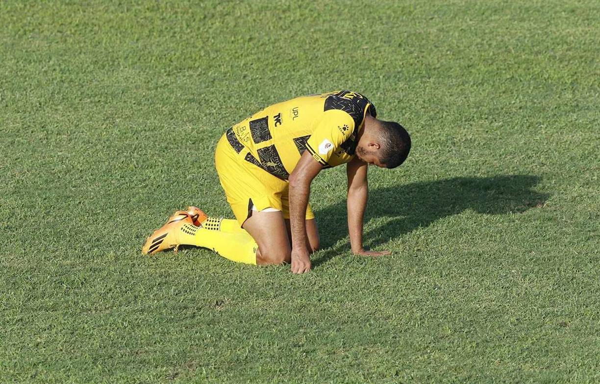 El zaguero Getsel Montes quedó tendido en el césped del estadio Yankel Rosenthal.