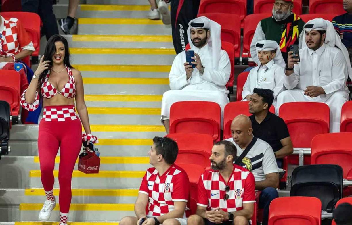 La sexy modelo Ivana Knöll, Miss Croacia, ha revolucionado en el Mundial 2022 que se disputa en Qatar, donde también ha desafiado las reglas de dicho país, lo que podría provocarle problemas.