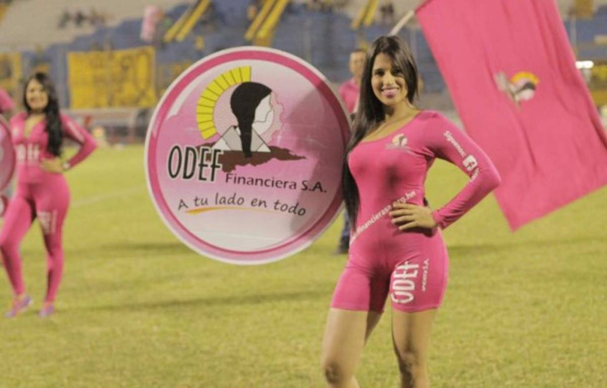 Jasmine siempre sonríe ante las cámaras previo al inicio de un partido. Foto Real España.