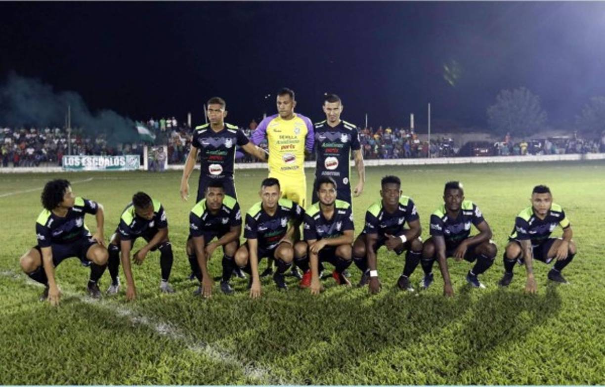 El curioso posado del equipo titular del Platense previo al inicio del partido contra Yoro FC.