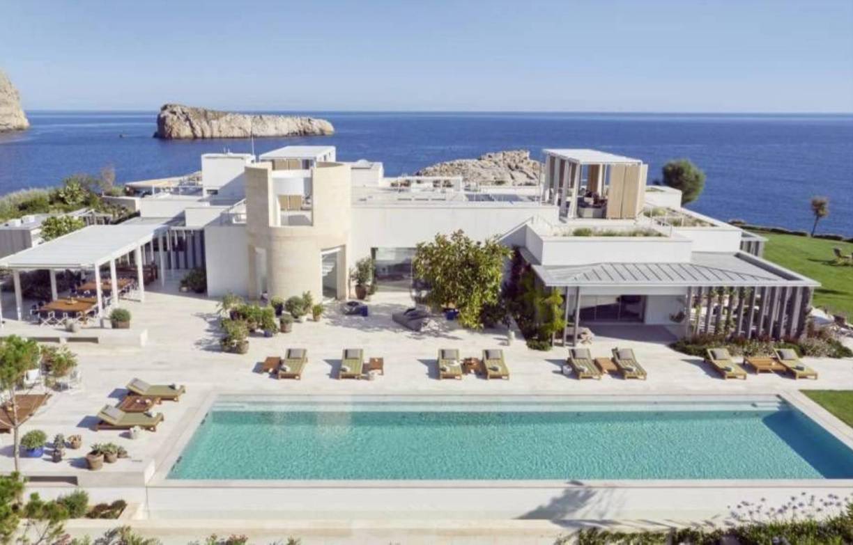 La casa se encuentra en una finca de 16.000 metros cuadrados, calificada como terreno rústico no urbanizable. Según el citado medio, el anterior propietario construyó varias habitaciones en el garaje, motivo por el cual el Ayuntamiento de Sant Josep no concedió la preceptiva licencia de obra final ni la cédula de habitabilidad.