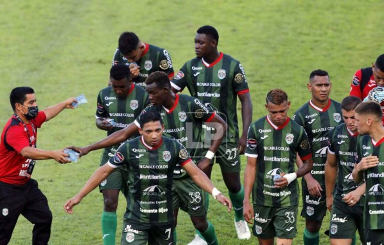 Los jugadores del Marathón camino al vestuario tras el pitazo final de la primera parte.