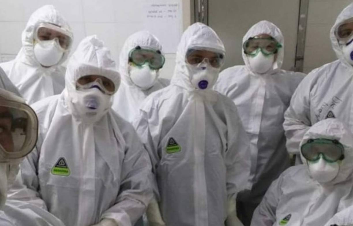 El presidente de El Salvador, Nayib Bukele, informó este miércoles el arribo al vecino país de 27,000 trajes de protección nivel 3 que serán distribuidos entre el personal sanitario que lucha en la primera línea de los hospitales contra la pandemia de coronavirus. <br/>