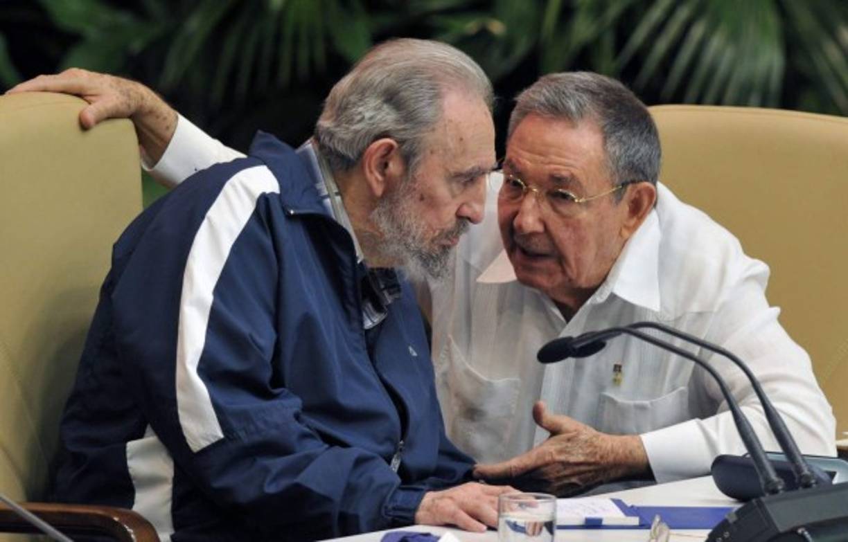 El expresidente cubano Fidel Castro escuchando a su hermano Raúl, presidente de Cuba, durante del Congreso del Partido Comunista, el 19 de abril de 2011. AFP