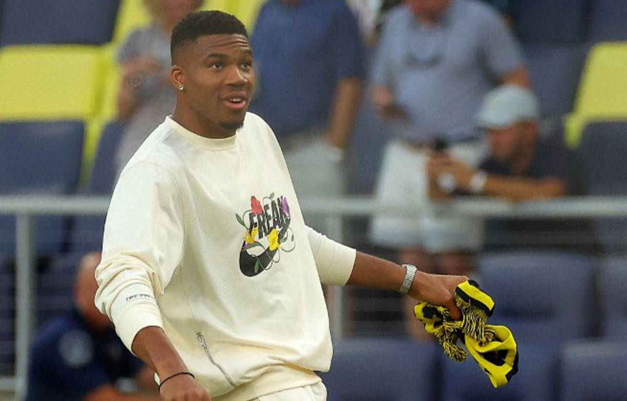 La estrella de la NBA con Milwaukee Bucks jugó un poco con un compañero y se colocó en la portería donde quedó a deber un lance espectacular, pero demostró que sabe cómo pegarle al balón aunque no con mucho éxito.