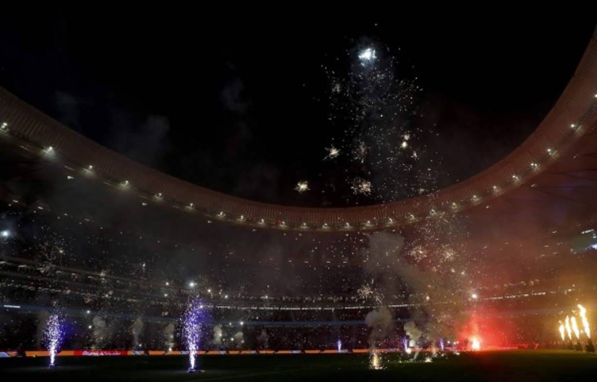 GRA550. MADRID, 16/09/2017.- Fuegos artificiales en el estadio Wanda Metropolitano, al término del partido de Liga en Primera División entre el Atético de Madrid y el Málaga disputado esta noche en el nuevo estadio del equipo madrileño. EFE/Ballesteros