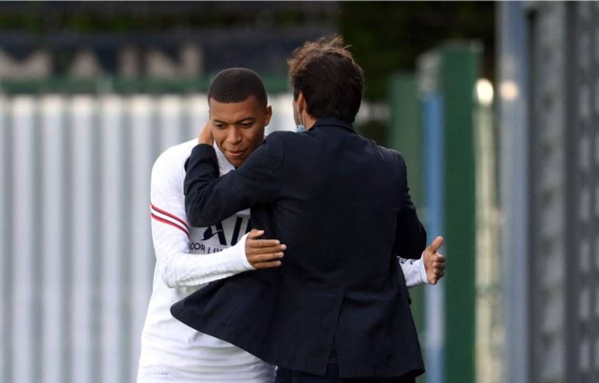 Mbappé buscó a Leonardo y le dio este abrazo.