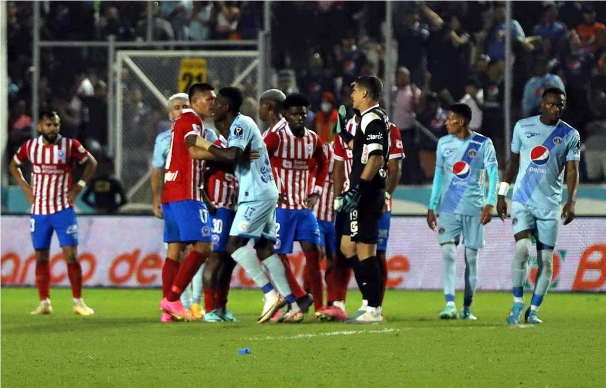 En los minutos final del partido, los jugadores de Motagua y Olimpia protagonizaron un tremendo zafarrancho.