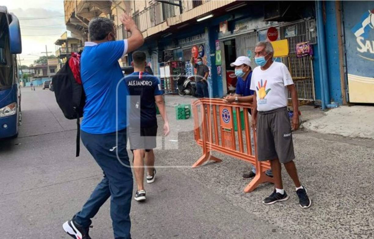 Diego Vázquez saludando a una persona a su llegada al estadio Municipal Ceibeño para el partido contra el Victoria.