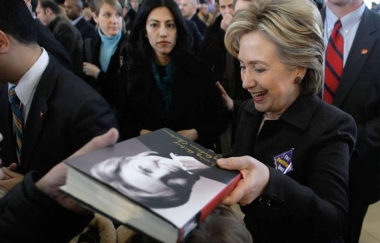 Mientras una becaria satisfacía los apetitos sexuales de Bill Clinton, otra llamada Huma Abedin entró a la Casa Blanca y fue asignada con solo 19 años a las oficinas de la entonces primera dama y no, como soñaba, al despacho del secretario de prensa del entonces presidente, Bill Clinton.