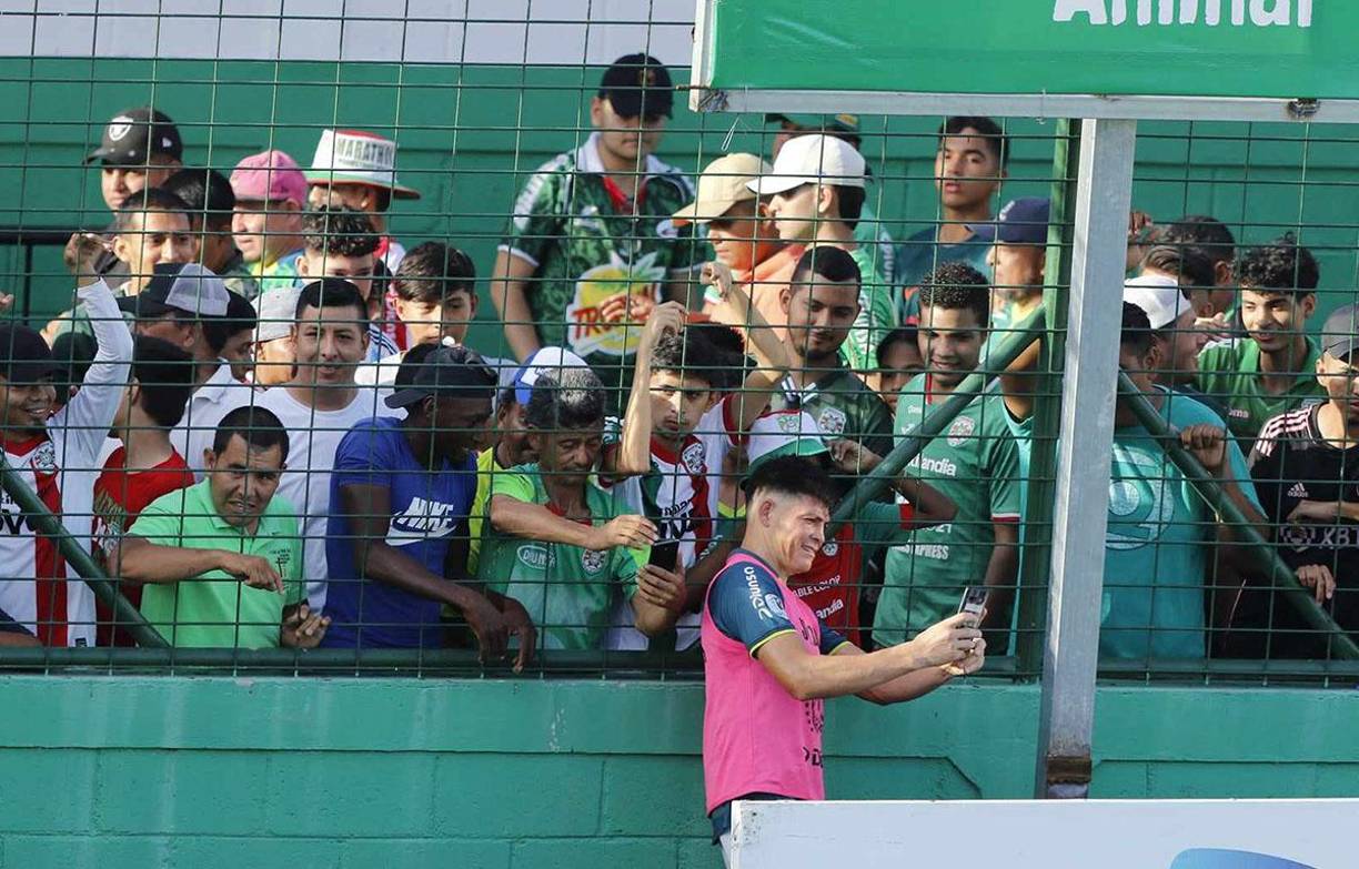 Tras el final del clásico, Francisco Martínez tuvo el gran gesto de tomarse fotografías con aficionados del Marathón.