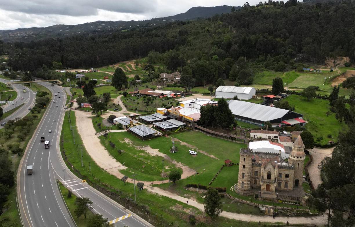  Además del castillo, en el que se proyecta construir un museo, la universidad recibirá 33 de las 70 hectáreas del bosque aledaño para realizar actividades académicas, culturales, y deportivas.