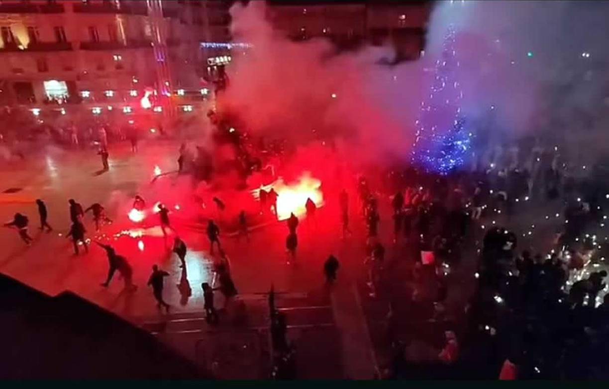 Hinchas franceses y marroquíes han protagonizado el caos en calles de Francia después de que la selección francesa haya eliminado a la de Marruecos en las semifinales del Mundial de Qatar 2022. Se reporta un niño atropellado.