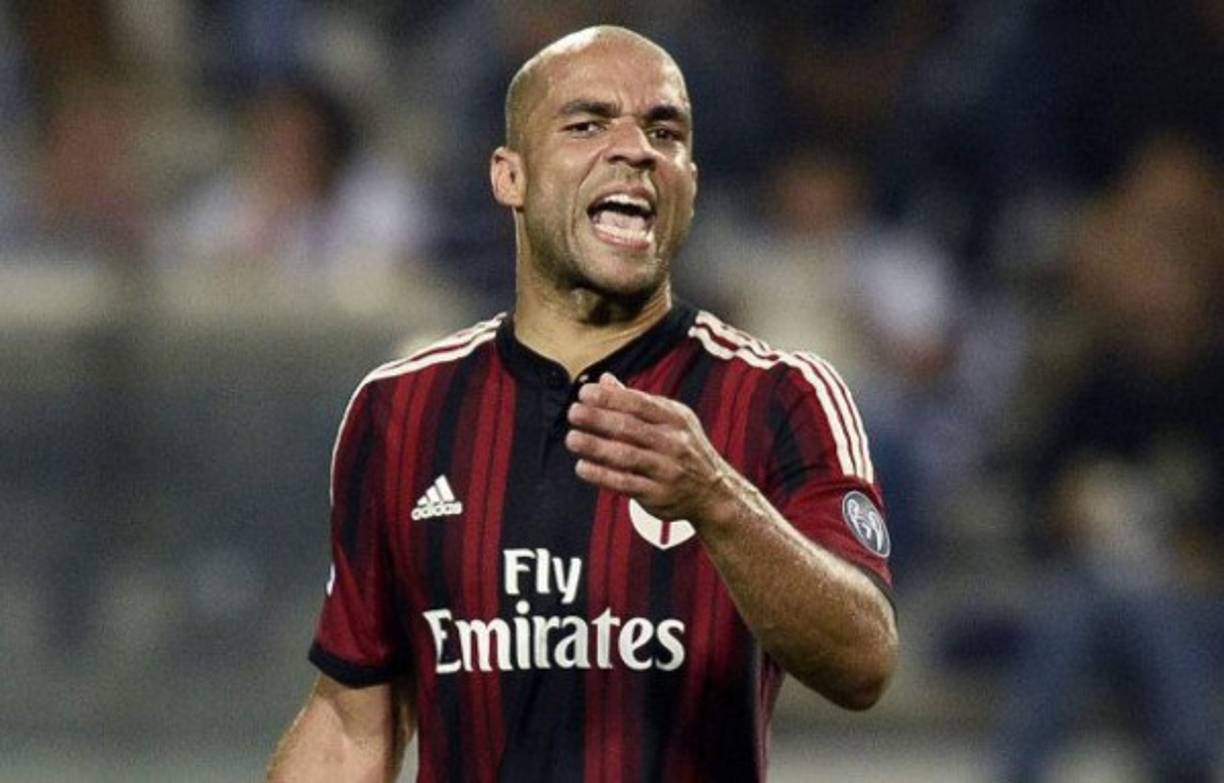 El Porto no tendrá en sus filas al central brasileño Alex. El jugador tenía que pasar las pruebas médicas pertinentes para firmar su nuevo contrato, pero unos problemas en el cartílago de la rodilla que tenía lesionada impide que se llegue a un acuerdo.