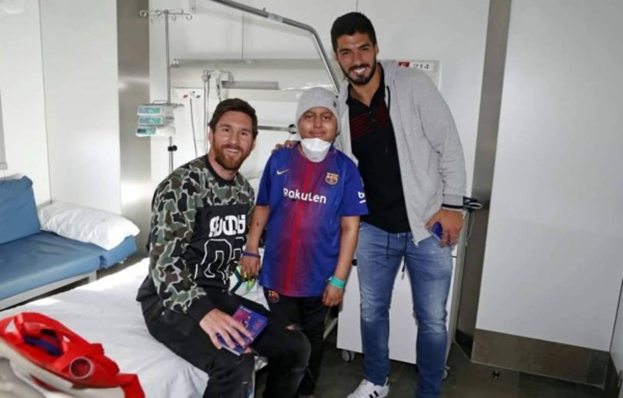 Los futbolistas hicieron pasar un rato agradable al hondureño.