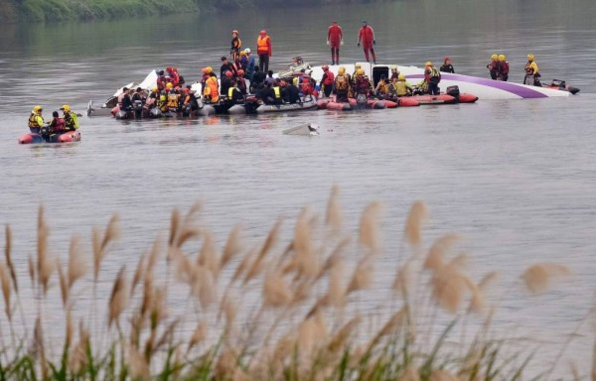 La operación de salvamento continúa esta mañana, en la misma han participado más de 1,000 efectivos civiles y militares, junto a numerosas lanchas, balsas y helicópteros.