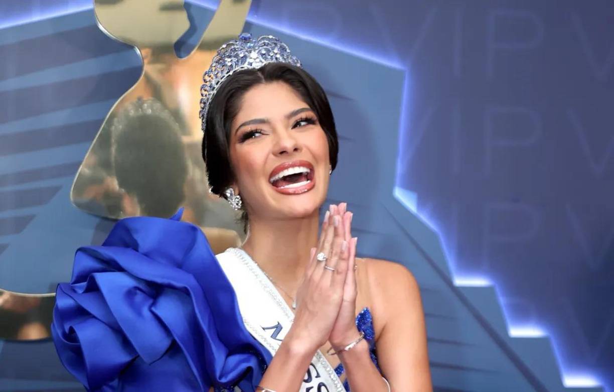 El presidente de Miss Universo, Raúl Rocha, explicó que el diseño y realización de la nueva corona marca una evolución en la tradición de Miss Universo, y aunque no se dieron a conocer detalles de quién es el diseñador o cuál es el valor de la corona, sí se mencionó que ésta incorpora una mezcla de zafiros y diamantes que simbolizan las tonalidades vibrantes y la resistencia de la mariposa monarca.