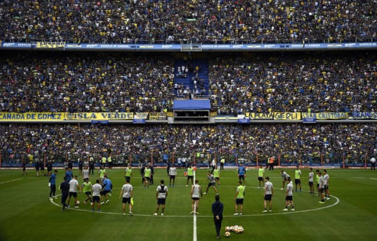 Los jugadores de Boca Juniors fueron alentados por sus aficionados en el entrenamiento de este jueves en La Bombonera.