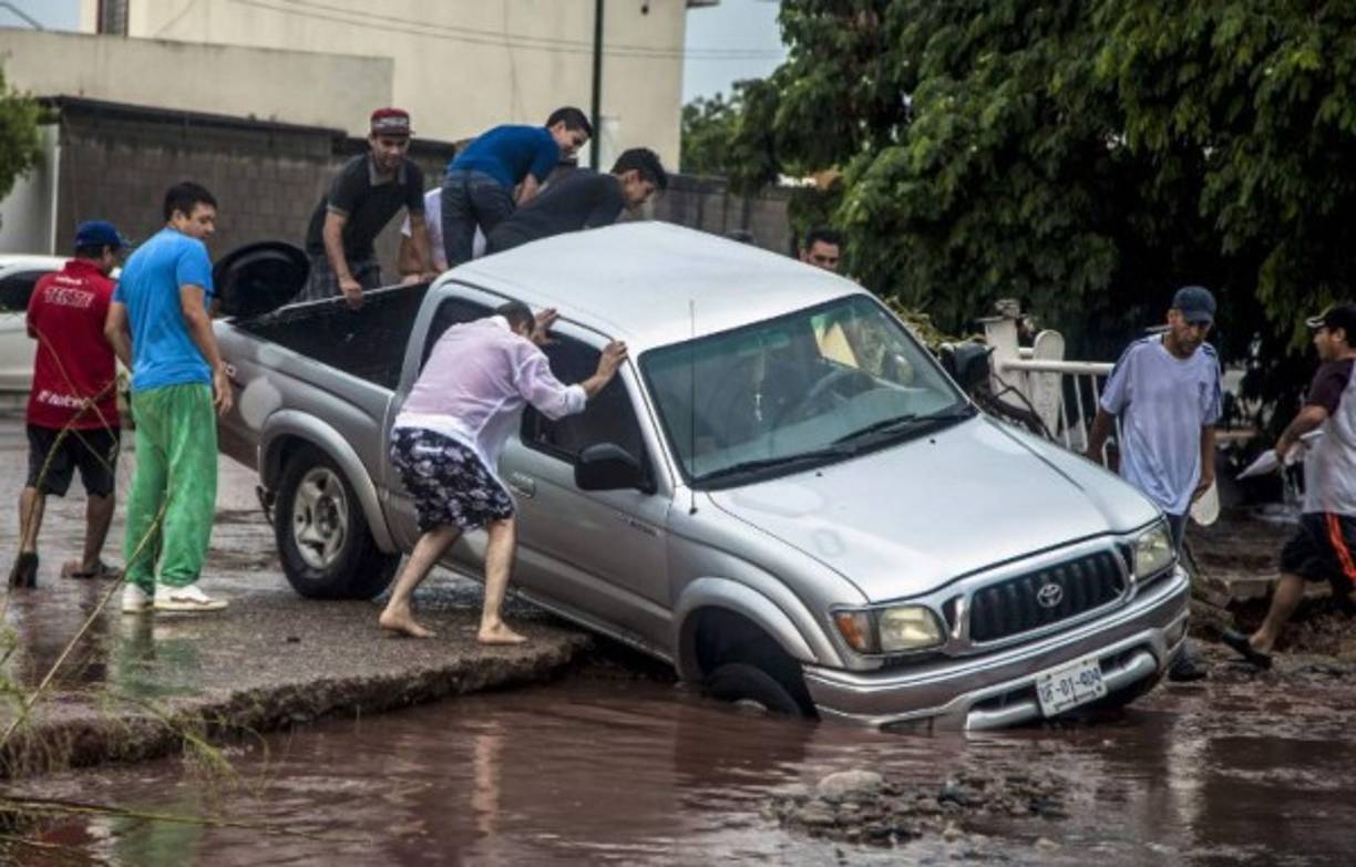 Tropas del ejército fueron desplegadas en la zona para coordinar las labores de rescate y ayuda a damnificados, principalmente en la remoción de escombros y sacar el lodo de las viviendas.