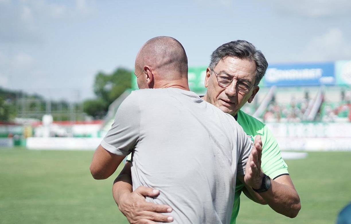 Salomón Nazar y Julio “Palomo” Rodríguez mostraron su profesionalidad y se saludaron antes del inicio del juego.