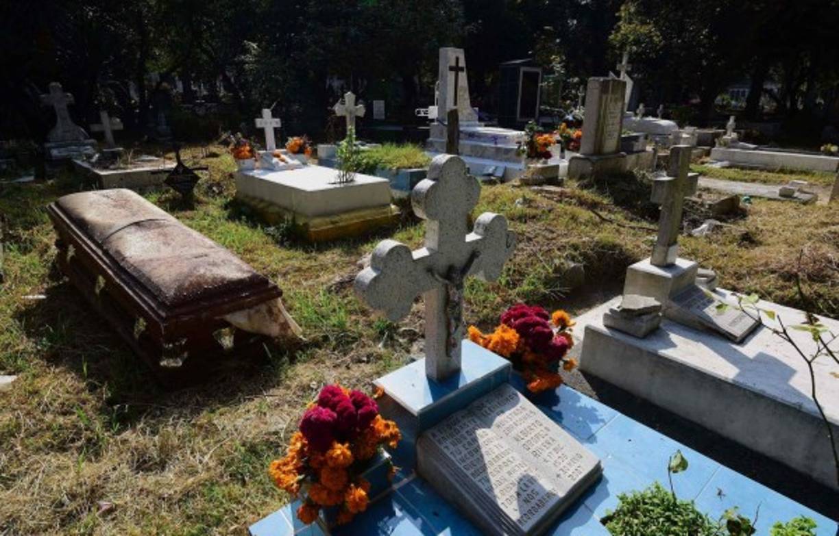 Hasta un ataúd que simboliza la muerte fue colocado en uno de los cementerios de la Ciudad de México.