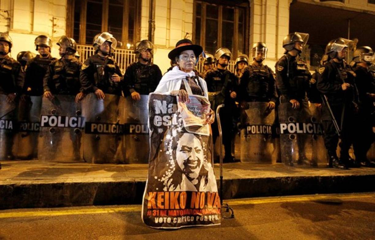 Perú está en la séptima posición. Hyslop precisó que la existencia de altos números de policías, fuerzas armadas y de agentes privados de seguridad no garantizan resultados buenos, si estos cuerpos no gozan de legitimidad frente a la población.