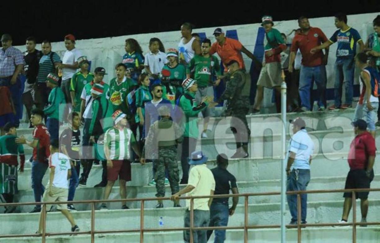 Seguidores de ambos clubes se enfrentaron en pleno partido.