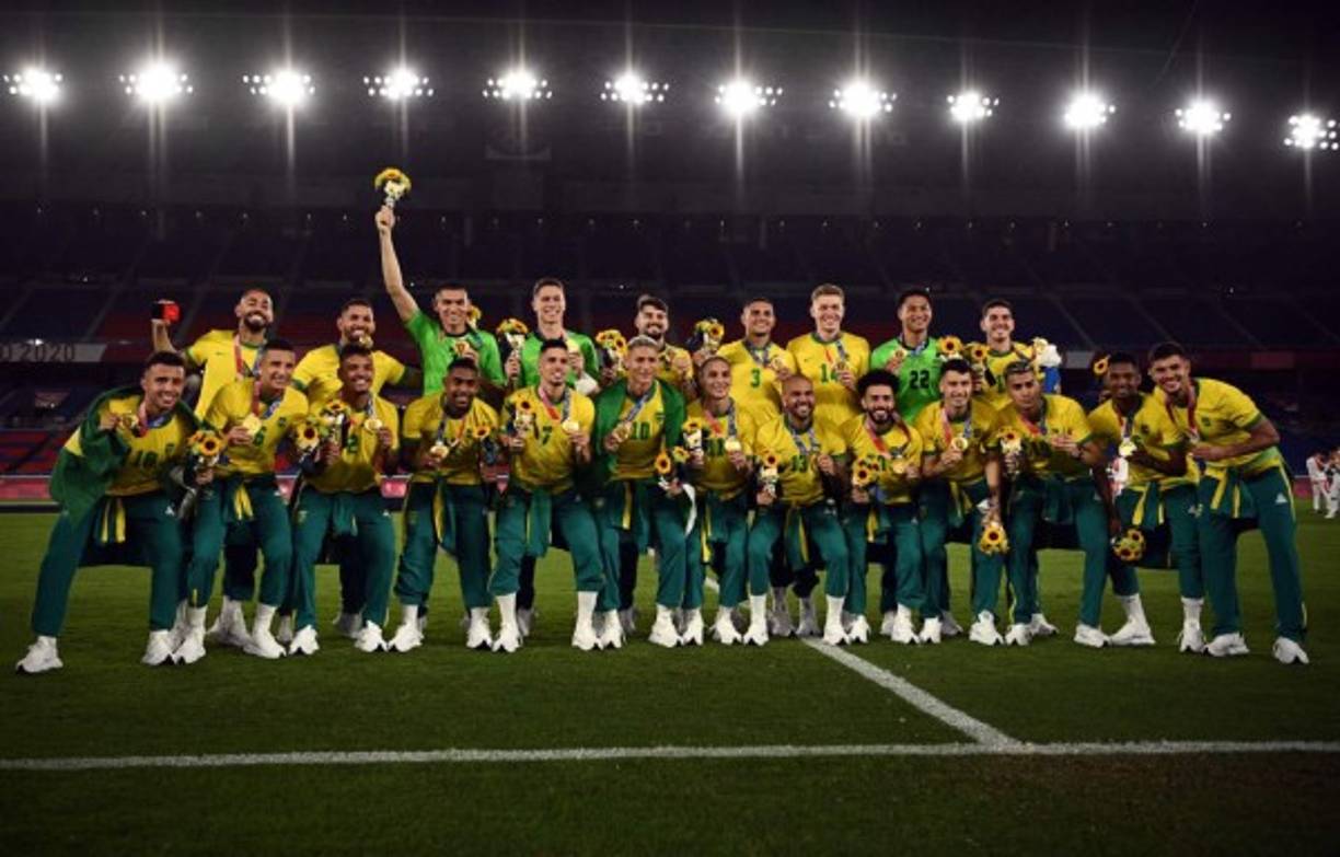 Los jugadores brasileños posando con sus medallas de oro tras ganar la final de los Juegos Olímpicos de Tokio 2020.