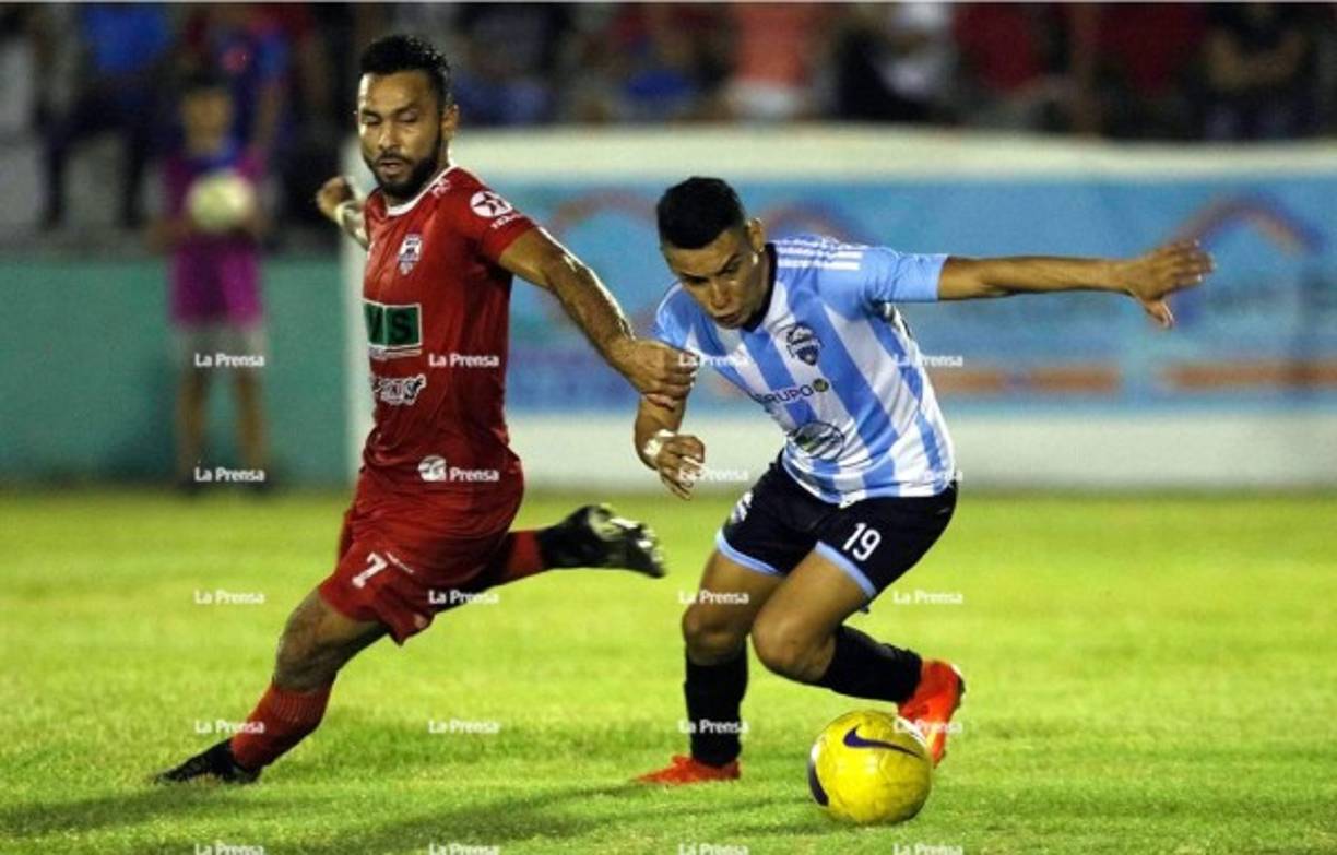 El jugador cholomeño Óscar Durón trata de quitarle el balón a Carlos García.