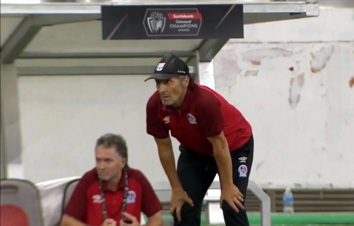 Así observaba Pedro Troglio la jugada del primer gol del Atlas.