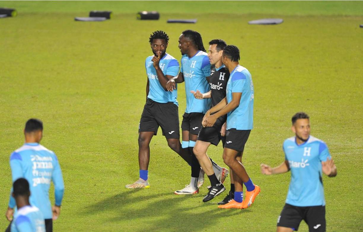 Elison Rivas, Alberth Elis y Rigo Rivas charlando en la práctica de la Bicolor.