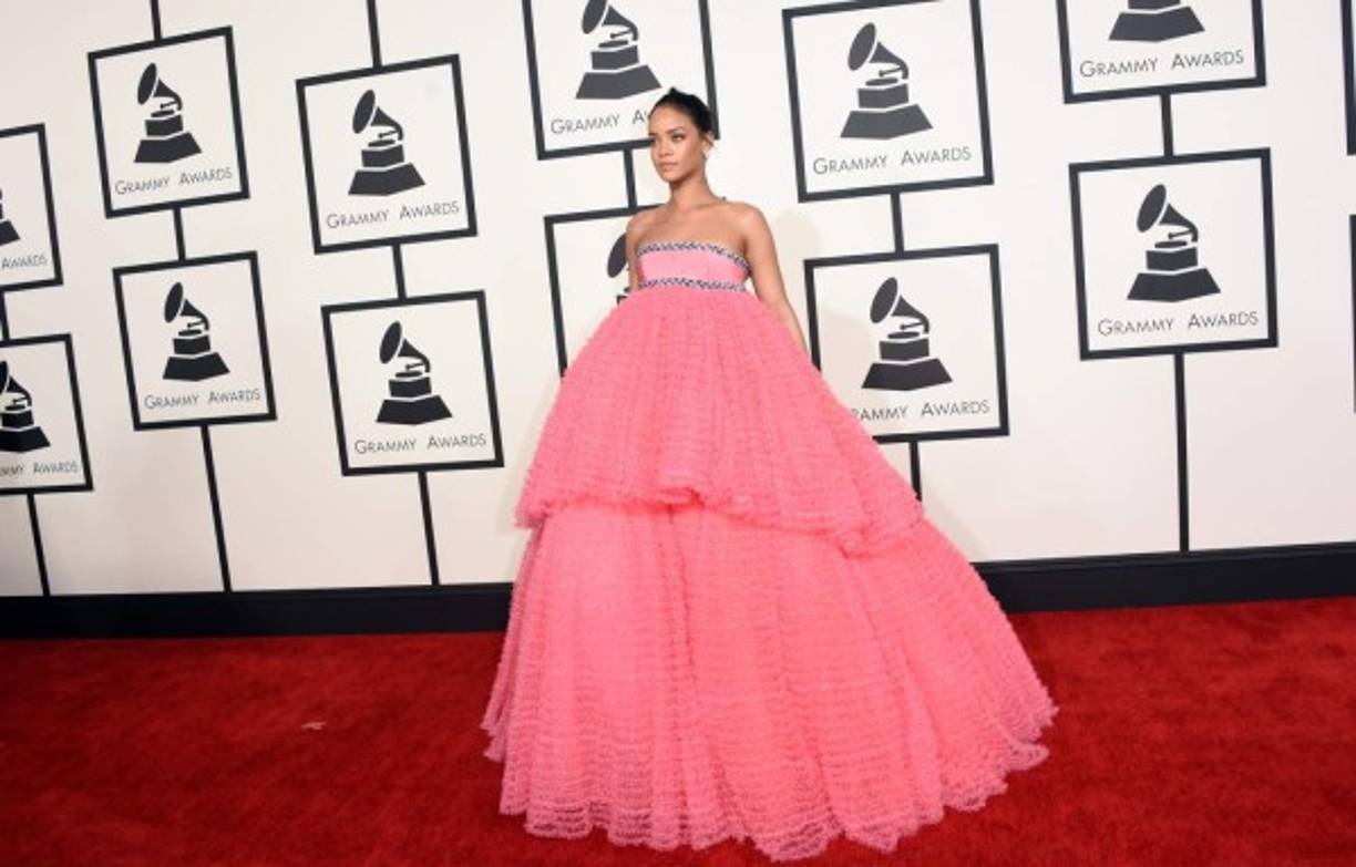 Rihanna llevó un vestido rosa largo de Giambattista Valli, con un talle apenas debajo del pecho y una falda muy amplia y larga de princesa en dos capas.