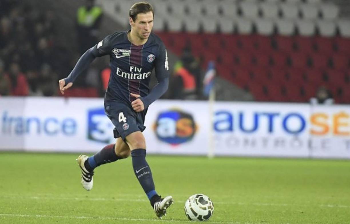 Tras la salida de Álvaro Negredo, el Valencia comenzó a buscar refuerzo para el ataque. De acuerdo con 'France Football', el conjunto che apuesta por una cesión con opción a compra por 22 kilos por el mediocentro polaco Grzegorz Krychowiak.