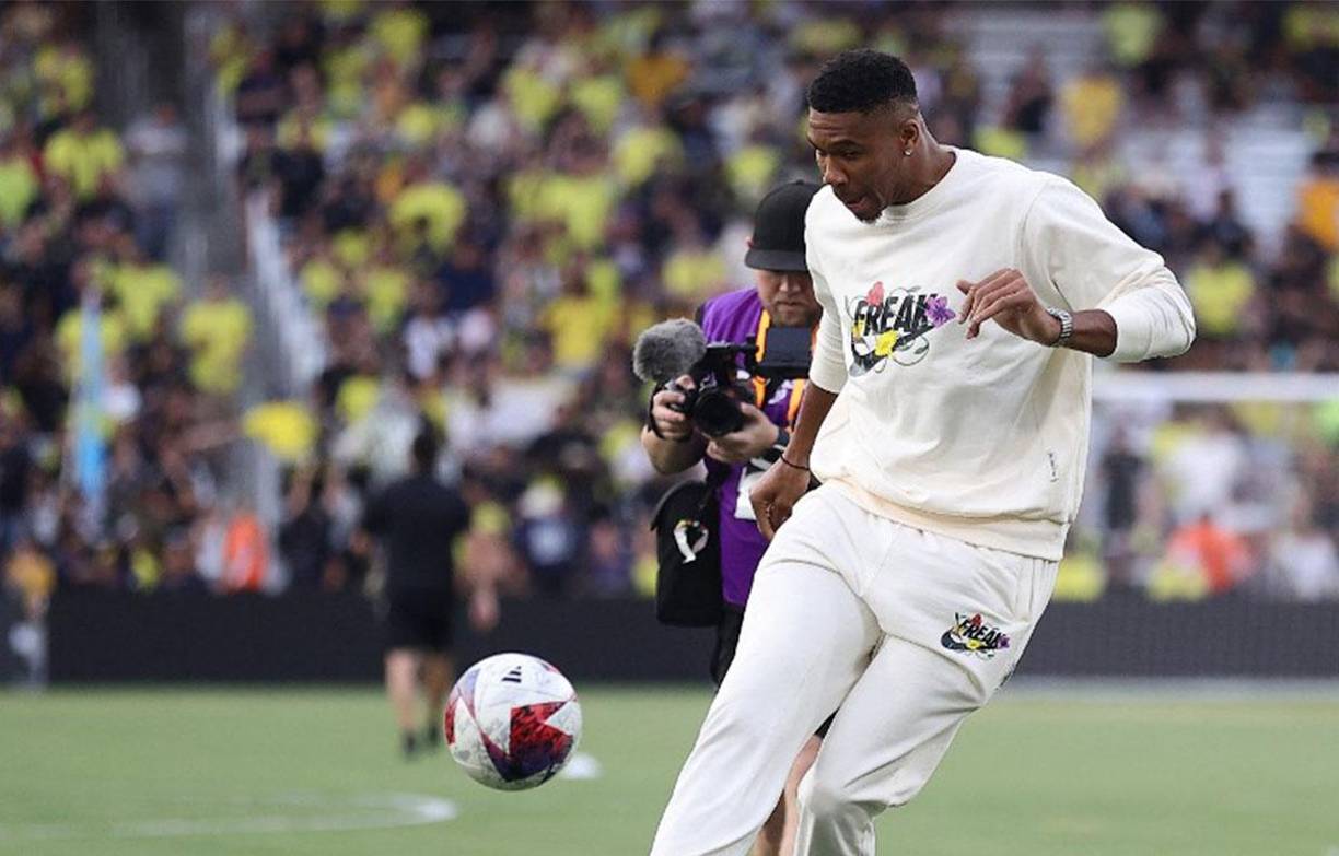 Giannis se dedicó a jugar fútbol por unos minutos antes del inicio del juego. 