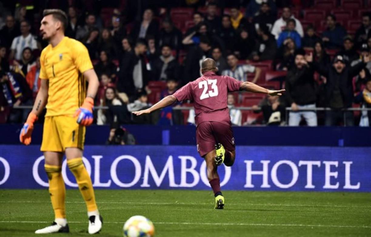Salomón Rondón corre a celebrar su gol, el 0-1 de Venezuela sobre Argentina.