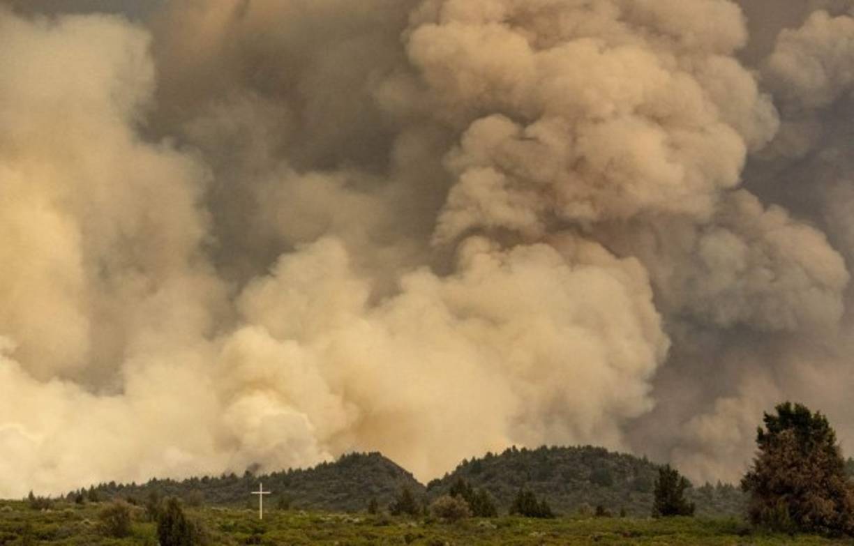 Decenas de incendios asolaban el viernes el oeste de Canadá y California, en Estados Unidos, obligando a evacuar a miles de personas y reduciendo las esperanzas de que remita la letal ola de calor que castiga a la región. Fotos: AFP