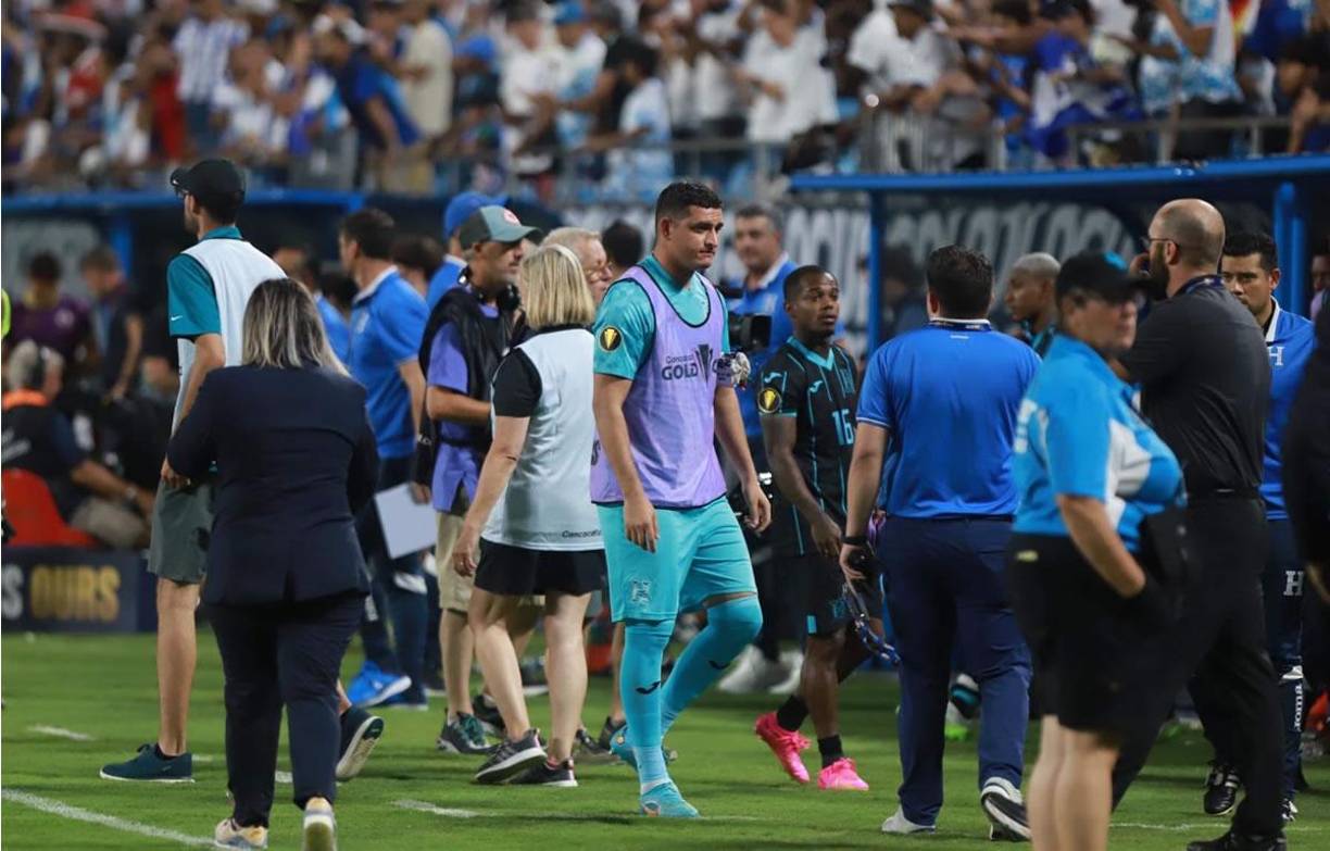 Los jugadores de la Selección de Honduras salieron cabizbajos y tristes del campo tras conocer el resultado del partido México 0-1 Qatar que los dejó eliminados de la Copa Oro 2023.
