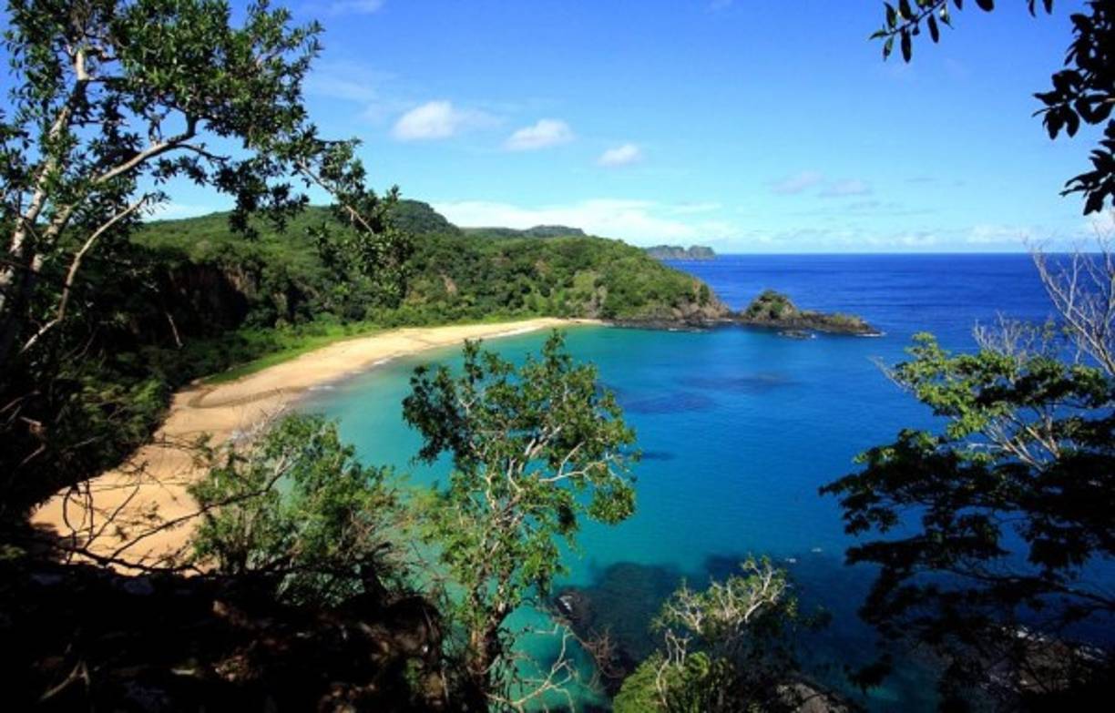 Para los amantes de la playa hay lugares idílicos en el mundo que les están esperando llenos de arena, sol, mar y muchas aventuras. El reconocido portal de viajes TripAdvisor dio a conocer su clasificación Travelers' Choice en cuanto a las mejores playas del mundo en 2017. <br/>El primer lugar lo ocupa La Bahía do Sancho en Fernando de Noronha, Brasil, calificada por segundo año consecutivo como la mejor playa del mundo.