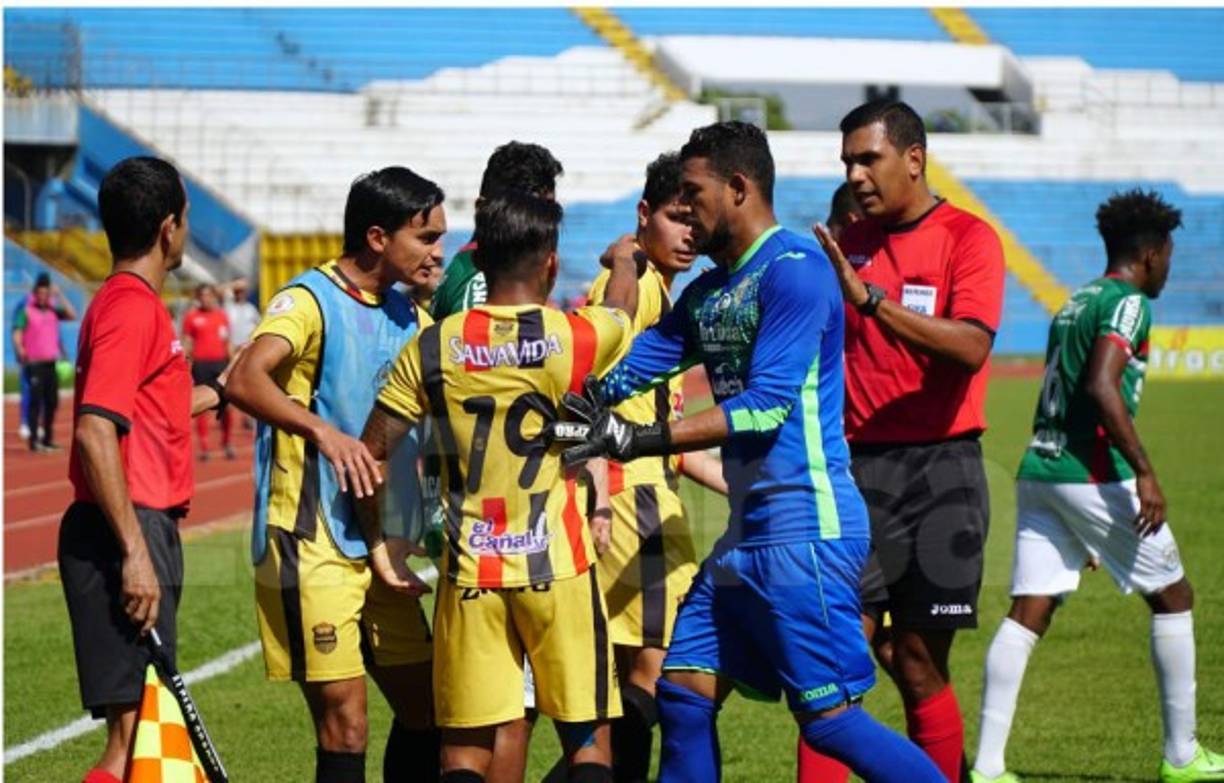 La bronca se hizo más grande y tuvieron que intervenir más jugadores.