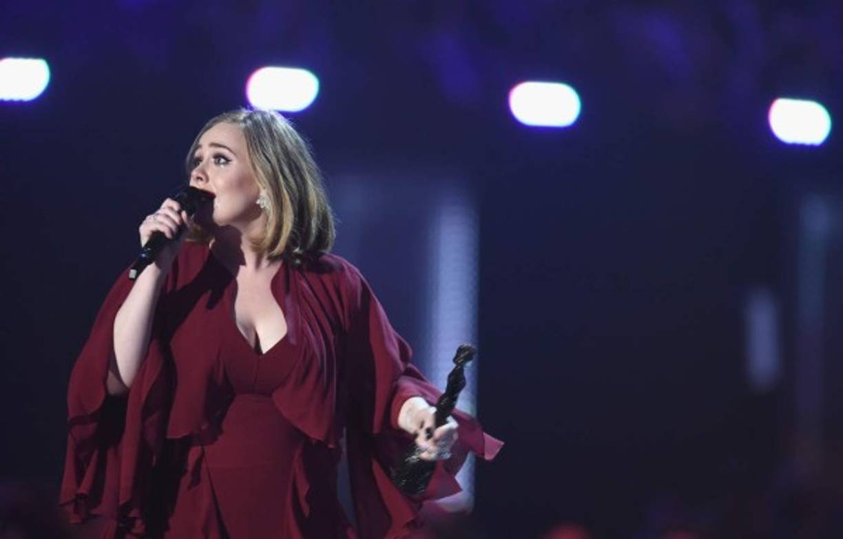 La cantante sacó a relucir su particular humor al disculparse por su imagen: 'siento empezar a sudar antes de tiempo y por si no la habíais visto aquí, tenéis de nuevo mi cara fea de llorar'.