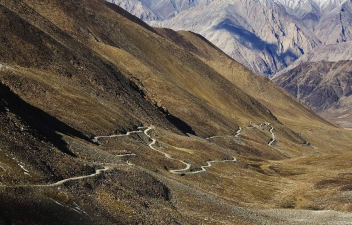 La carretera de Khardung La, en la India. Tiene 5,602 metros de altura, por lo que se le considera la carretera más alta del mundo. Foto: rolloid.net/las-15-carreteras-mas-peligrosas-del-mundo/
