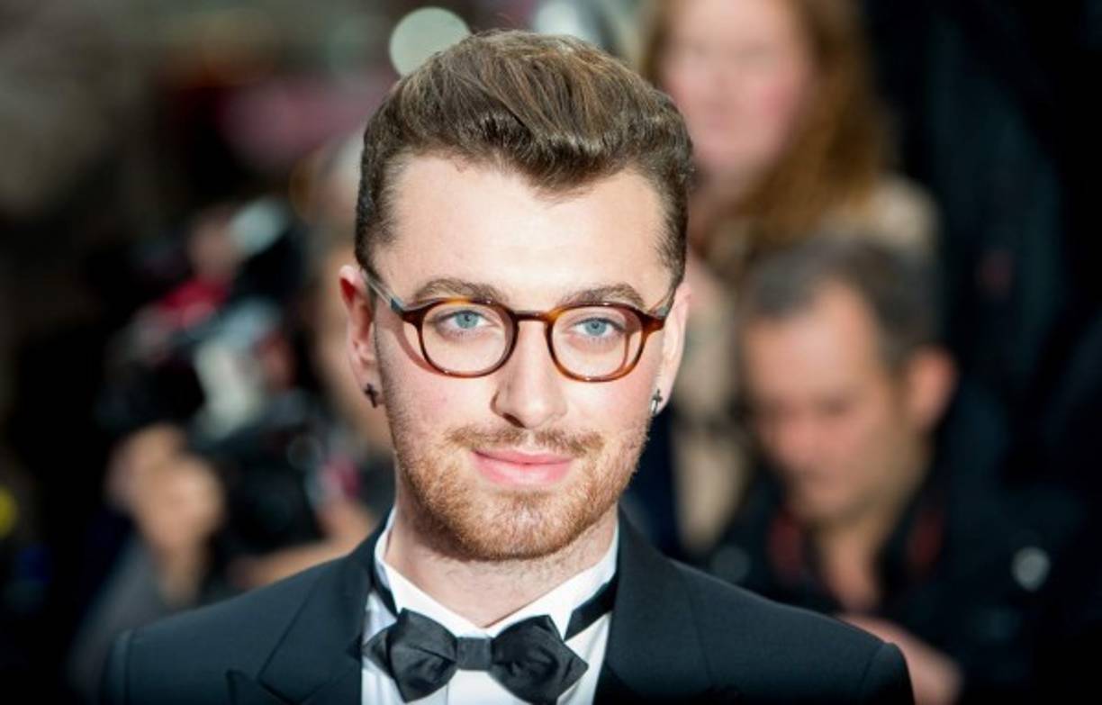 El cantante de ojos azules y ganador del Grammy lució un traje negro.