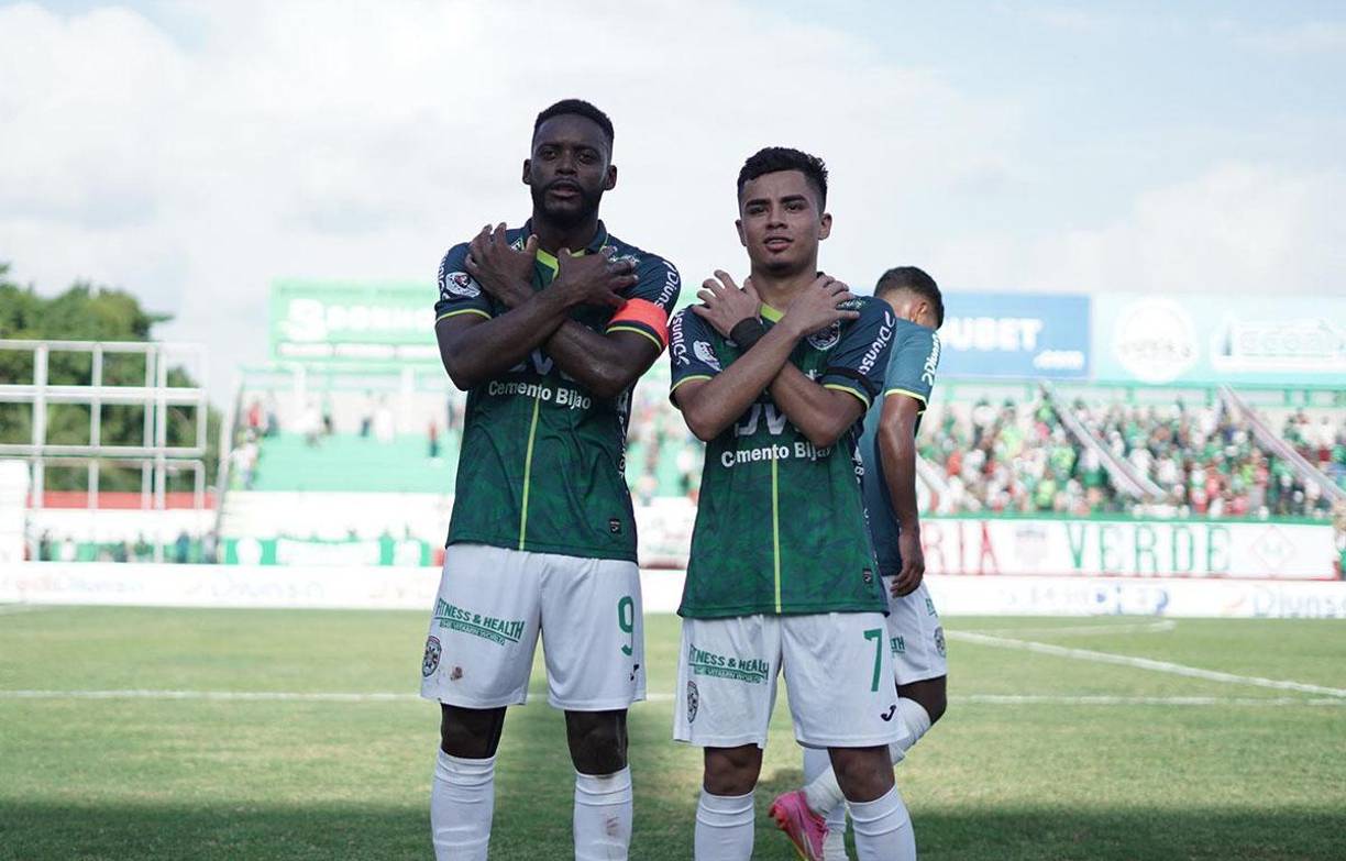 Clayvin Zúniga celebró con Isaac Castillo al estilo de la Pantera Negra. Mismo festejo que hizo Messi hace unas semanas atrás con el Inter Miami.