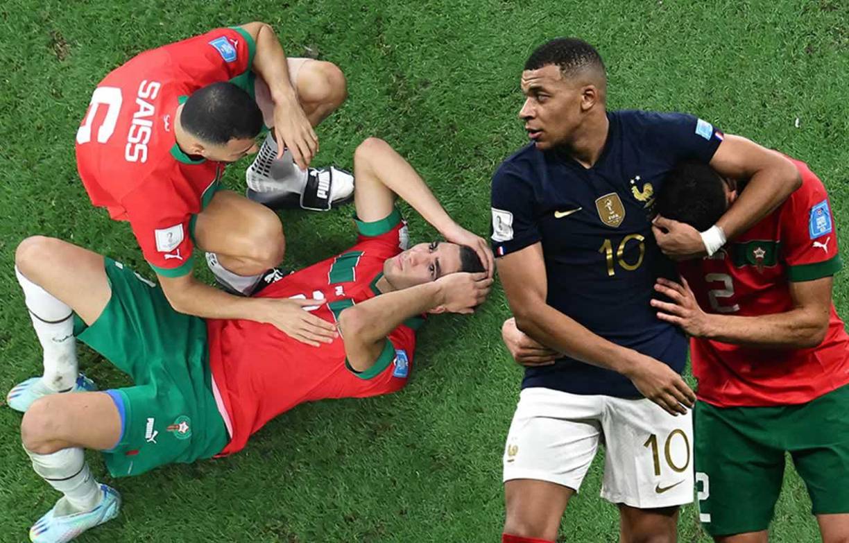 Las imágenes de la celebración de Francia tras clasificar a la final del Mundial de Qatar 2022 y la tristeza de Marruecos por la eliminación. Kylian Mbappé tuvo un enorme gesto con Achraf Hakimi y con un aficionado en el Al-Bayt Stadium de Al Khor.