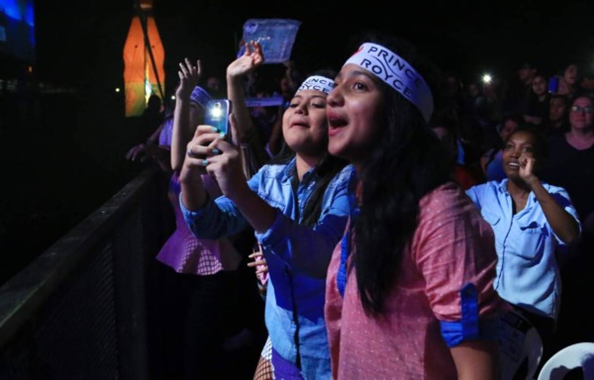 La audiencia que abarrotó el estadio Francisco Morazán para ser testigos de la final del concurso Descubriendo La Voz de Tropical.