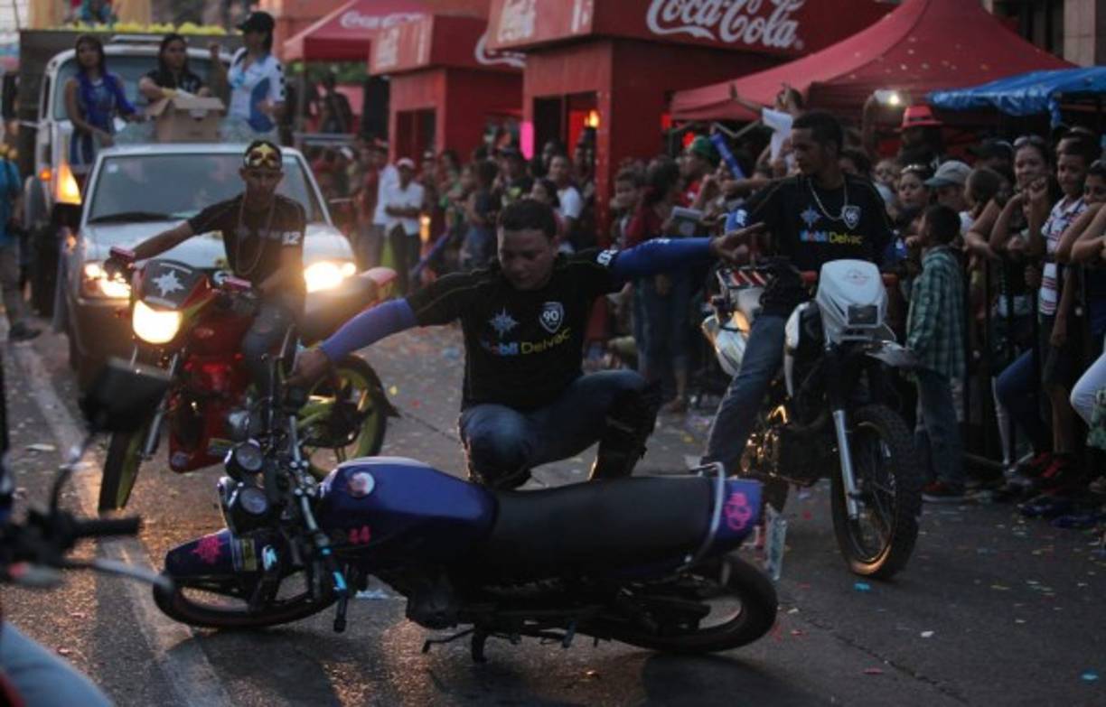 El grado de dificultad no parece molestarle a este motociclista.