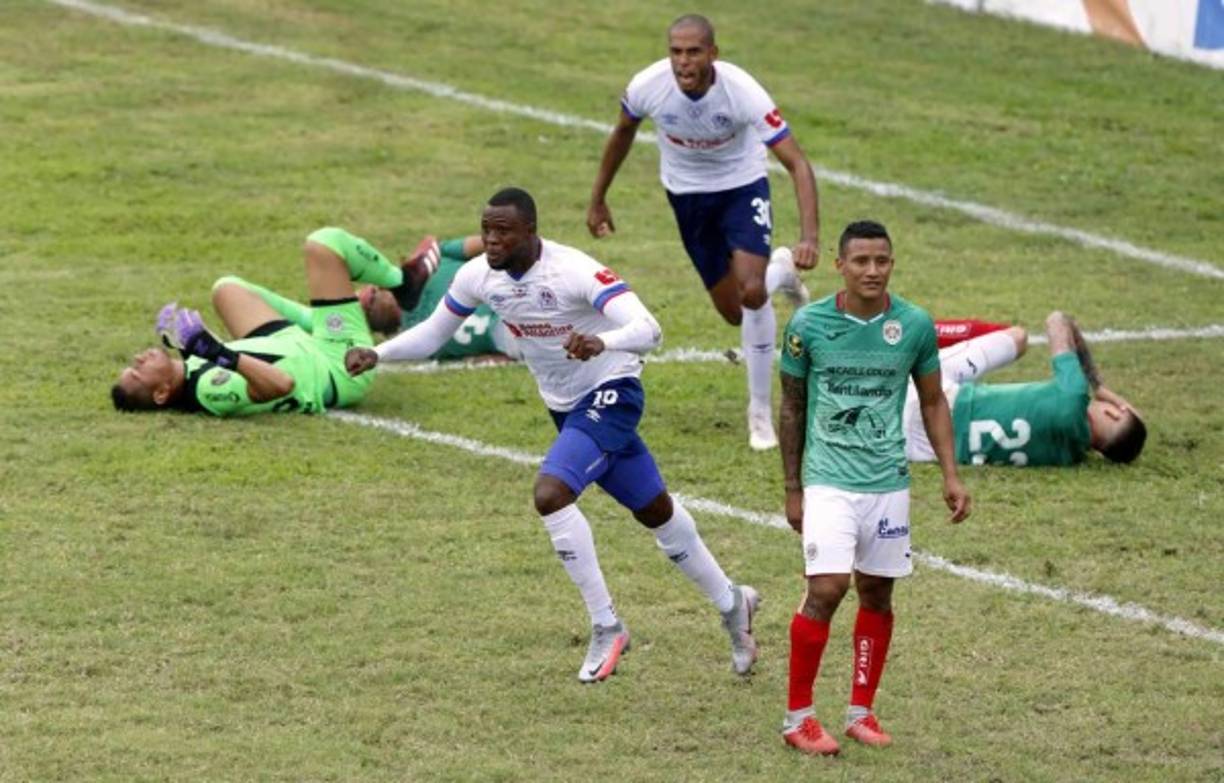 Yustin Arboleda celebrando su gol ante el lamento de los jugadores verdolagas.