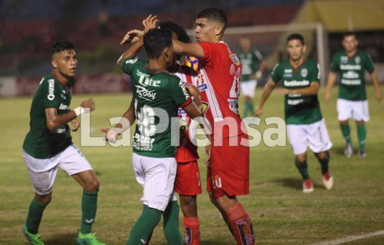 Marcelo Santos intentó separar a los dos involucrados en la pelea.